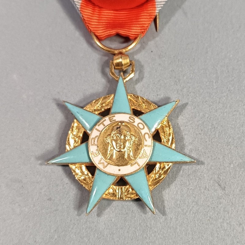 MEDAILLE OU CROIX D'OFFICIER DE L'ORDRE NATIONAL DU MERITE SOCIAL FABRICATION EN ARGENT DANS SA BOITE 1936-1963